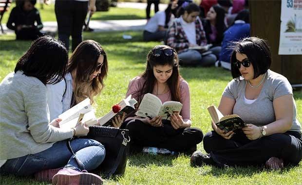 Öğrenciler sokakta kitap okudu