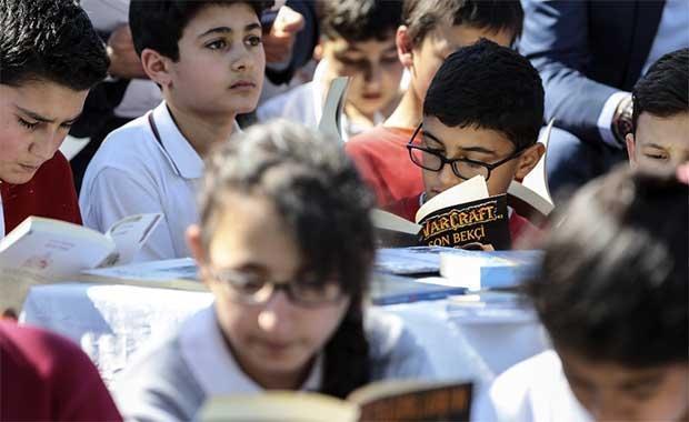 Öğrenciler sokakta kitap okudu