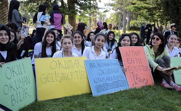 Öğrenciler sokakta kitap okudu