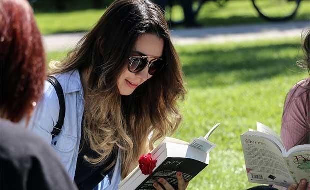 Öğrenciler sokakta kitap okudu