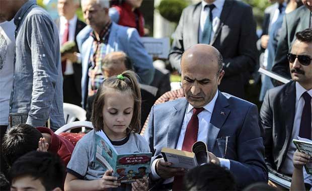 Öğrenciler sokakta kitap okudu