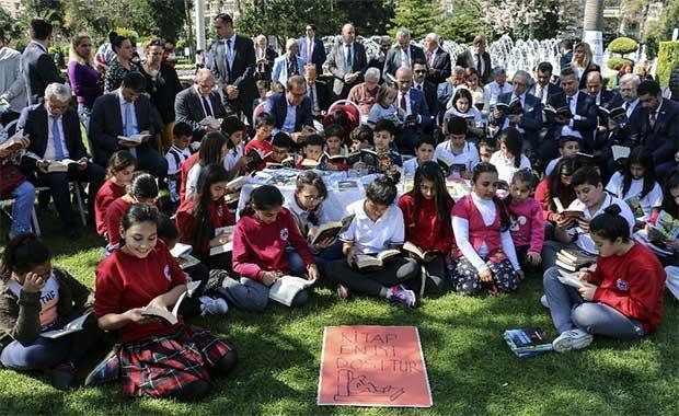 Öğrenciler sokakta kitap okudu