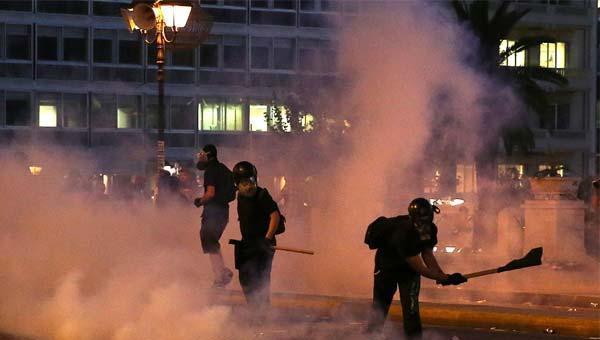 Acı reçete Yunan Parlamentosundan geçti, sokaklar gergin