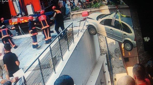 Kadın sürücü aracıyla birlikte havada asılı kaldı