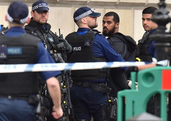Londrada polis evleri bastı, bir kadın vuruldu