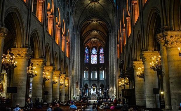 Parisin sıfır noktası Notre Dame Katedrali
