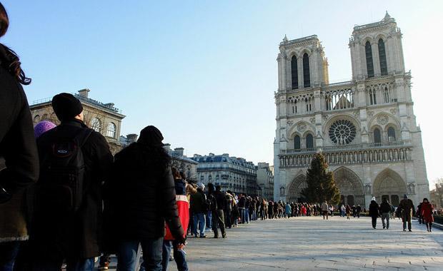 Parisin sıfır noktası Notre Dame Katedrali