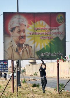 Son dakika... Sincarda Barzani posteri paramparça edildi Erbile yaklaşıyorlar