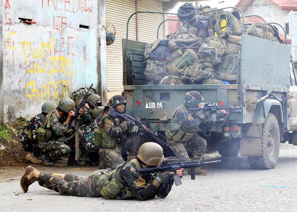 Son dakika... Elleri tetikte askerler sokaklarda militanlarla çatışıyor