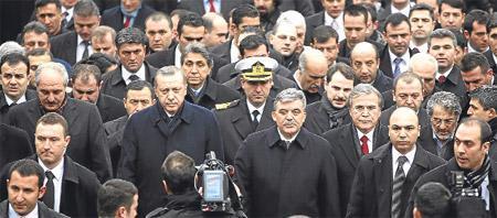 SİYASETÇİNİN BAŞKA İŞİ YOK