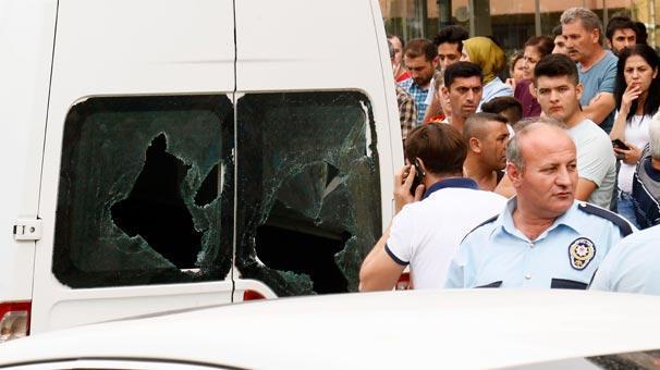 Minibüs 2 genç kızı 50 metre savurdu Mahalleli şoförü linç etmek istedi