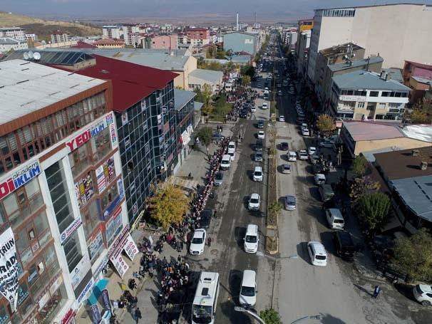 Muşta 9 bin öğrenciyle kaldırımda kitap okuma etkinliği