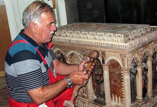 Gelinine çivisiz 850 bin parçalı sandık yapıyor
