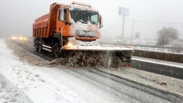 Yılın ilk karı Türkiyeyi fena etkiledi Yollar bu hale geldi