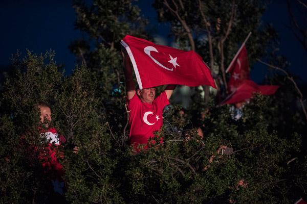 Son dakika... Türkiye ayakta Tarihi gecede kalabalıkların ucu bucağı yok