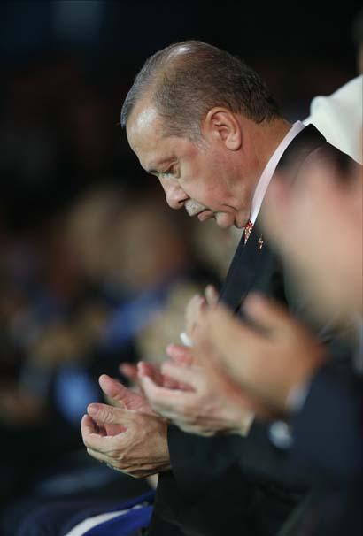 Cumhurbaşkanı Erdoğan Meclisteki duaya böyle eşlik etti