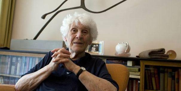 102 yaşındaki Alman Kadın 77 yıl sonra doktorluk ünvanına kavuştu.