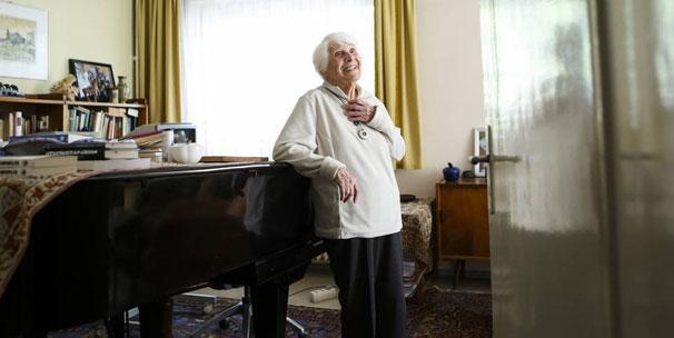 102 yaşındaki Alman Kadın 77 yıl sonra doktorluk ünvanına kavuştu.
