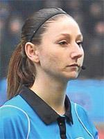 Kadın hakemi düşüren futbolcu topa tutuldu