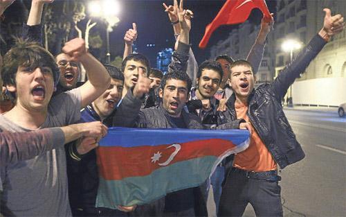 Azerbaycan sokağa döküldü