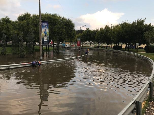İstanbulda sağanak yağış ve dolu etkili oldu