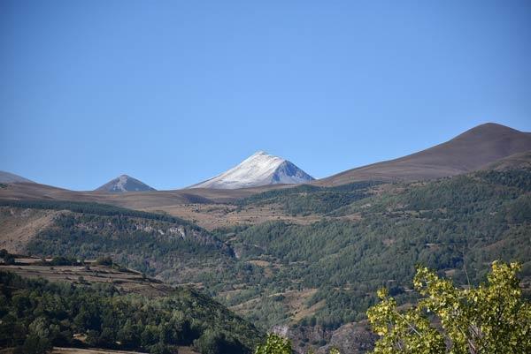 Erzurum’un yüksek kesimlerine kar yağdı
