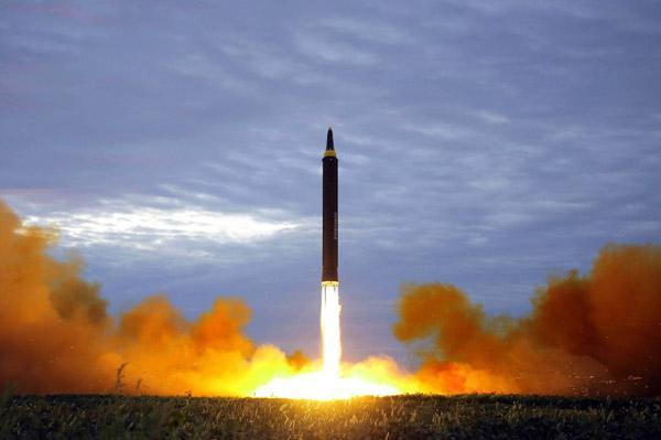 Son dakika: Kuzey Kore 3 bin 700 kilometrelik füze fırlattı Yeryüzü titredi...