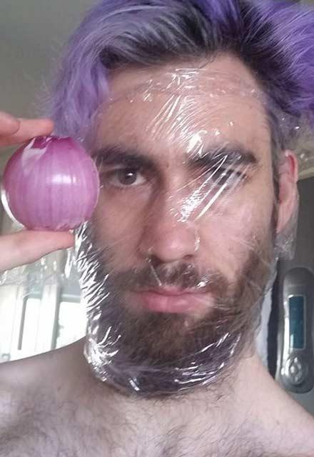 3- Soğan doğrarken gözlerinizin yanmasını önleme amaçlı paylaşılan bir tavsiye: