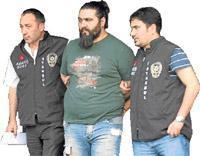 Kollarında Hells Angels dövmeleri var