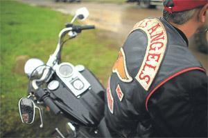 Kollarında Hells Angels dövmeleri var