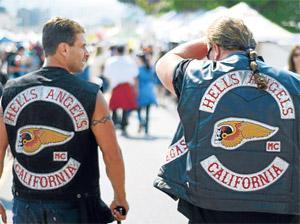 Kollarında Hells Angels dövmeleri var