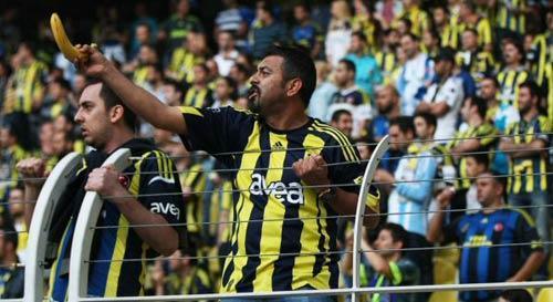 Fenerbahçeli yönetici ve ırkçılık yapan taraftarlar basın toplantısı düzenledi