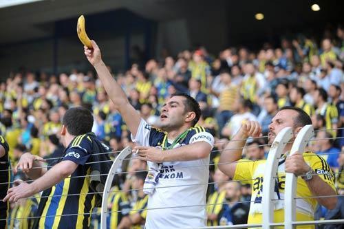 Fenerbahçeli yönetici ve ırkçılık yapan taraftarlar basın toplantısı düzenledi