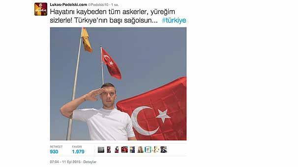 Podolskinin Türk bayrağıyla pozu Almanyayı karıştırdı