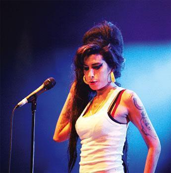 BU DÜNYADAN BiR  AMY WINEHOUSE GEÇTi