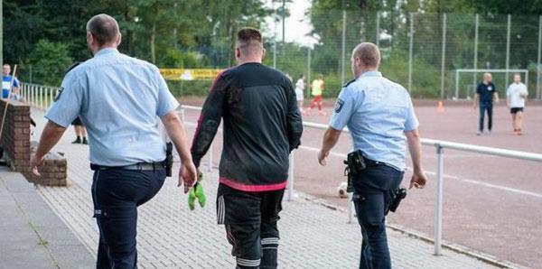 Almanyada 43 gol yiyen kaleciyi polis alıp götürdü