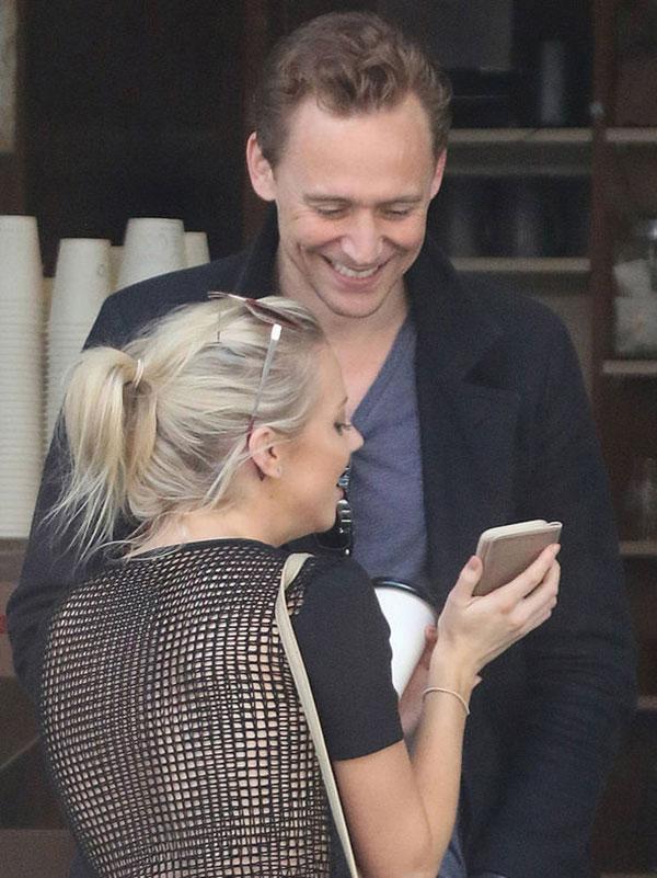 Tom Hiddlestonın yanındaki gizemli sarışın