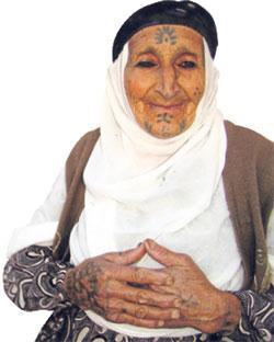 Anne sütü ve çıra ile yapılan dövme