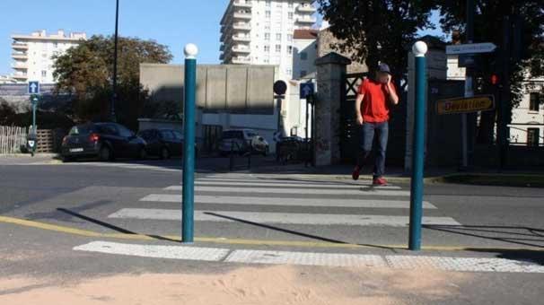 Fransada başörtülü kadına silahlı saldırı