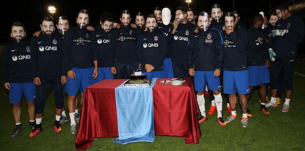 Mustafa Yumluya maskeli doğum günü
