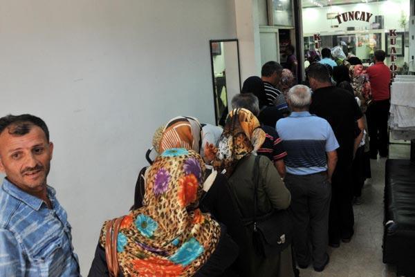 Rizede 1600 kişinin işe alınacağını duyanlar kuyruk oluşturdu