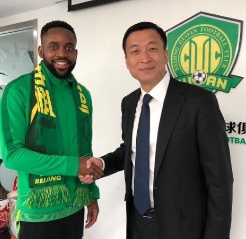 Bakambu resmen Beijing Guoanda