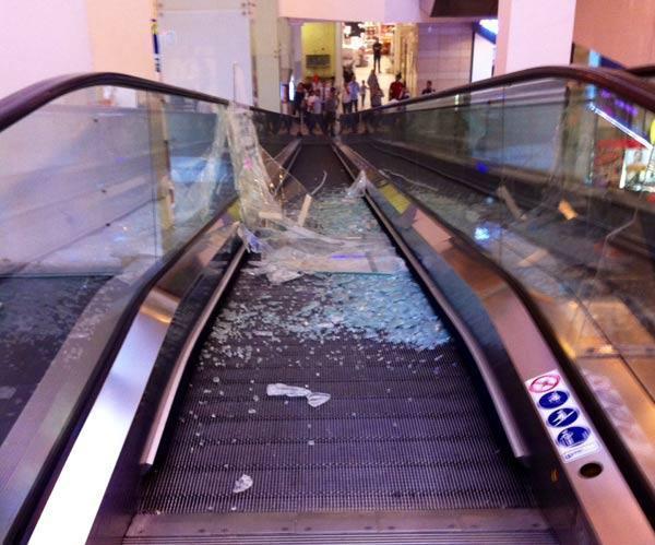 Ataşehirde AVMde vatandaşın üstüne vitrin camı düştü