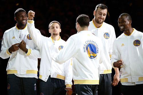 Golden State Warriorsta Stephen Curry ilk maçında 40 sayı attı