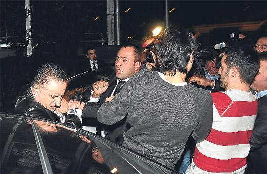 ÇANTAYLA DÖVDÜ