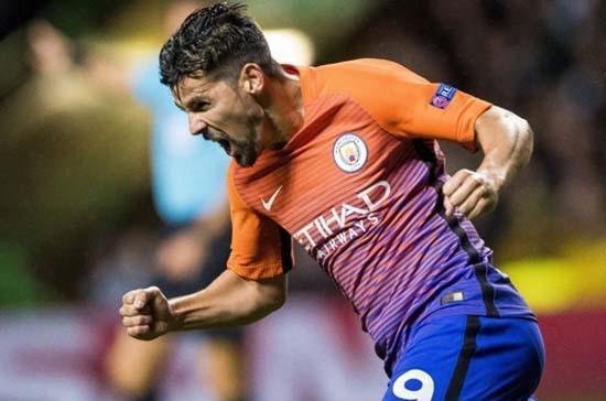 Yıldız futbolcunun annesinden şok suçlama