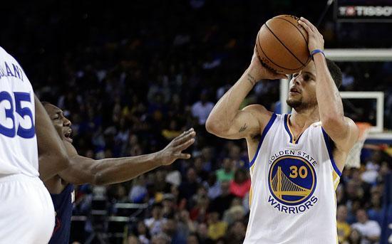 Stephen Curry bir maçta en fazla üç sayılık basket atmak rekorunu kırdı