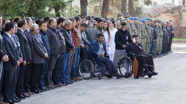 Şehidin cenazesine yaralı arkadaşları da katıldı