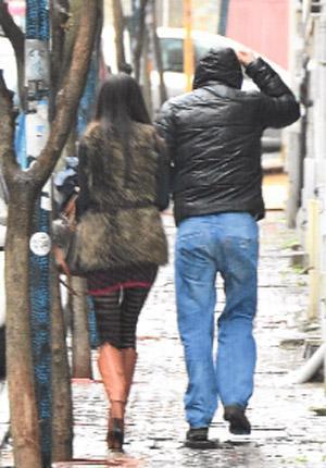 İşte yağmur altındaki o romantik yürüyüş