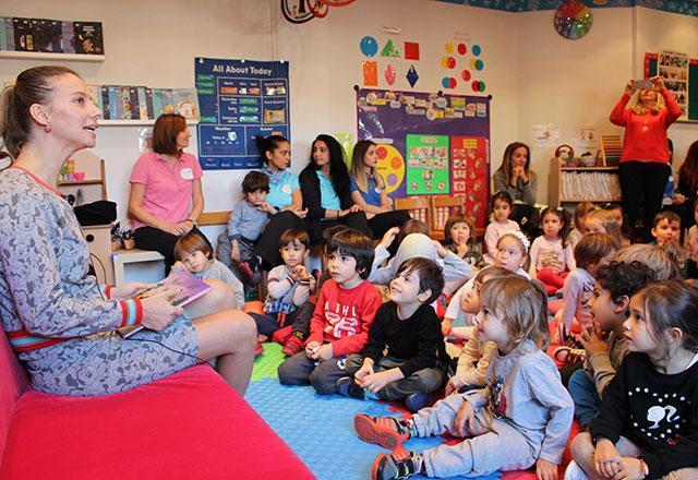 Tuğba Ünsal çocuklara kitap sevgisini aşılıyor